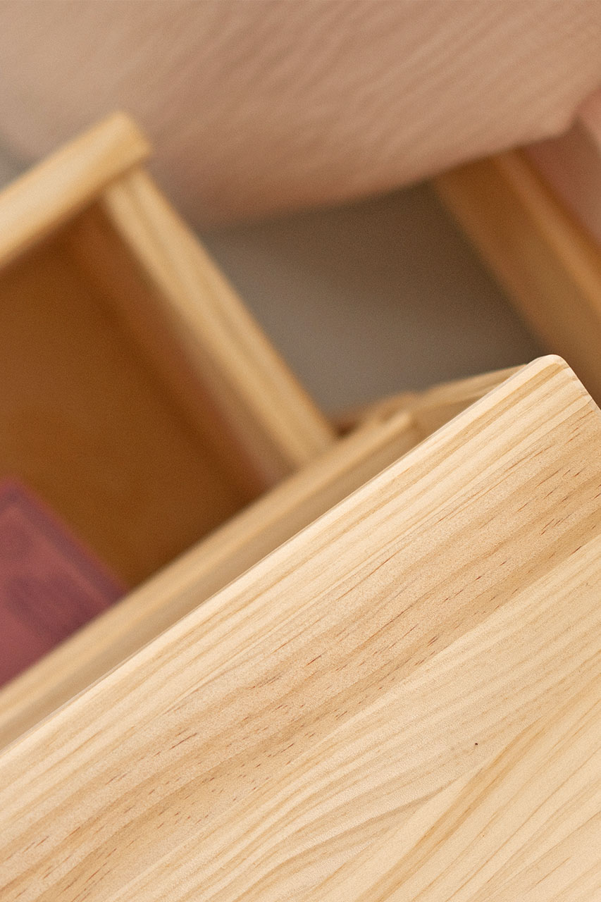 Imagen de ambiente 5 para:Mesita peque&ntilde;a de madera de pino con caj&oacute;n y hueco